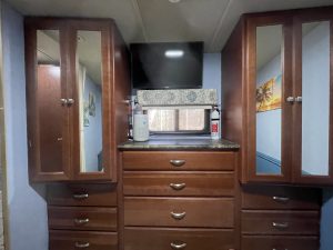 2013 winnebago 30t bedroom wardrobe & drawers