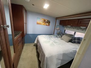 2013 winnebago 30t bedroom w bed & wardrobe