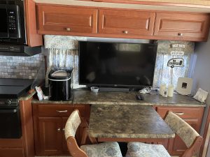 2013 winnebago 30t dining room table & tv 2