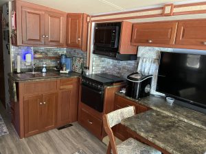 2013 winnebago 30t kitchen area w stove