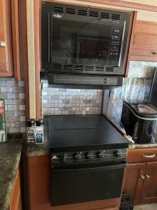 2013 winnebago 30t microwave & stove