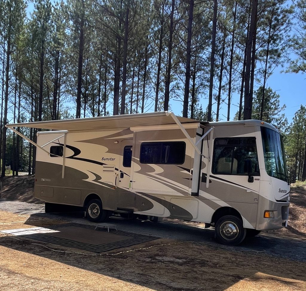 2013 winnebago 30t passenger side view.