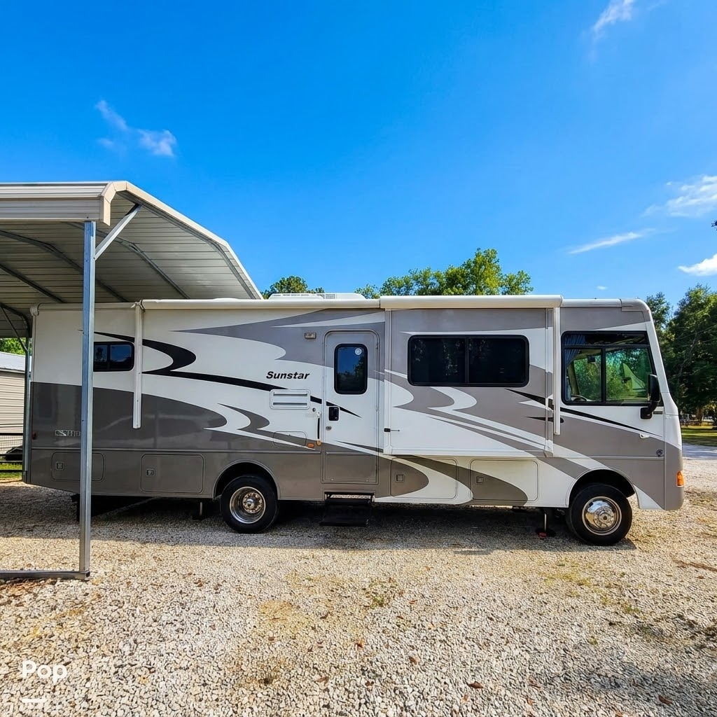 2013_Winnebago_Sunstar_30T_passenger_side 2013 Winnebago Itasca Sunstar 30t.